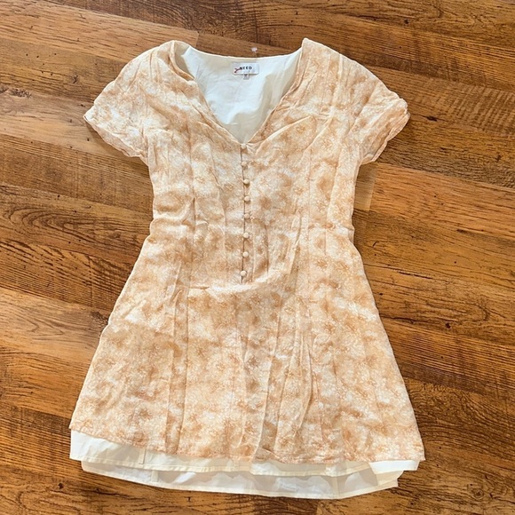 Need Tan Dainty Patterned V Neck Short Sleeve Button Up Tie Back Dress A6 - Picture 1 of 4